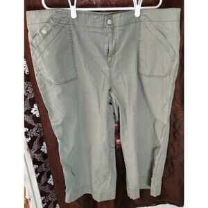 Dockers women capris Size 24W Olive Green  100% Cotton